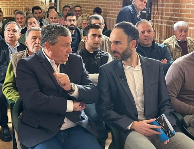 El presidente de la Diputación, Javier Faúndez, departe con el alcalde de Montamarta, Gregorio Álvar