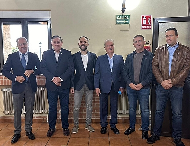 Foto de familia de autoridades, junto a Manuel Campo Vidal y Cipriano García, director general de Ca