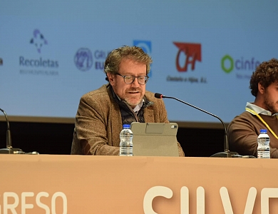 Manuel Mostaza modera la mesa de intervención psicosocial 