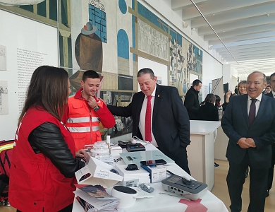 El pte. de la Diputación, Javier Faúndez visita el stand de Cruz Roja